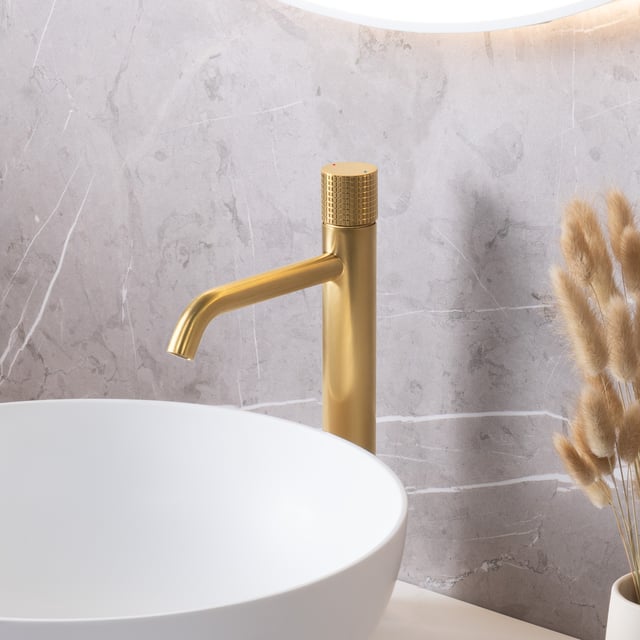 Rubinetto da bagno in oro spazzolato Rubinetto a cascata Rubinetto a cascata Rubinetto miscelatore per lavabo in acciaio inossidabile 304 con piastra di scarico pop up Montaggio a ponte caldo e freddo