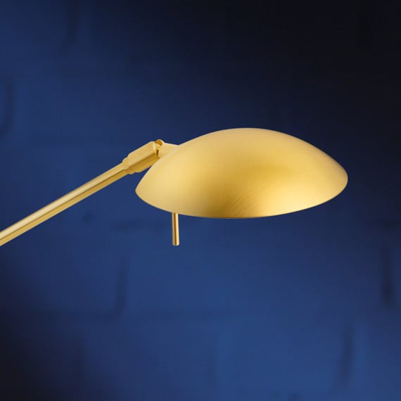 Lampada Da Tavolo A LED Argentata Disegnata Dal Famoso Adam Tihany Che Ricorda Con La Sua Forma Lo Space Needle Il Punto Di Riferimento Di Seattle 2